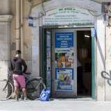 A pochi passi di distanza si trova poi un vasto Internet point e phone center dal nome emblematico: �The world�. Perch� qui, siamo veramente nel mondo